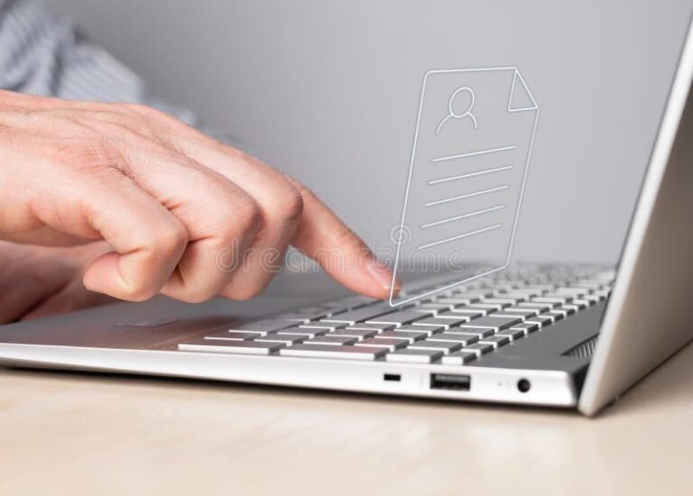 persona enviando curriculum desde computadora portatil