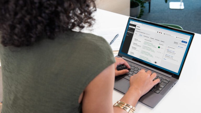 Cómo Postularse en Correo Argentino Trabaja Con Nosotros 28 persona enviando curriculum en oficina de correo