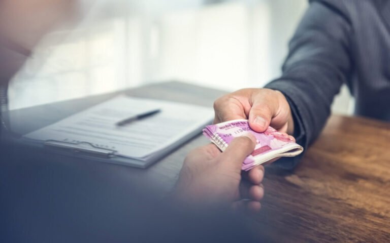 Cómo Hacer Una Transferencia Por Western Union De Forma Segura 3 persona enviando dinero en agencia western union 1