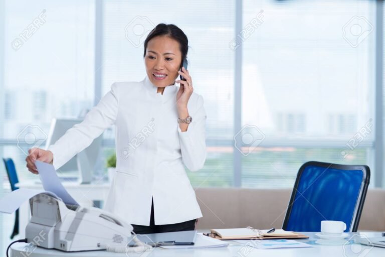 persona enviando fax desde celular moderno