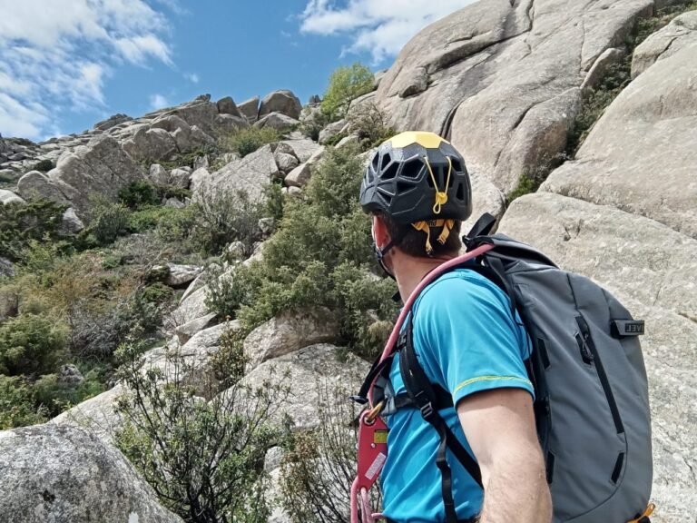 persona escalando montana con mochila ligera