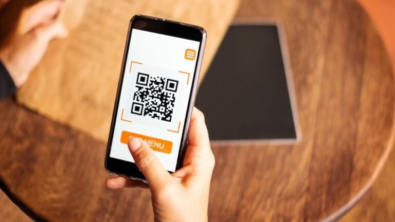 Cómo Leer El Código QR Del DNI Argentino De Forma Fácil 5 persona escaneando codigo qr con smartphone