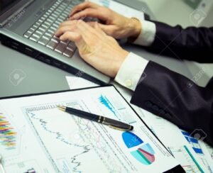 persona escribiendo carta en escritorio ordenado 2