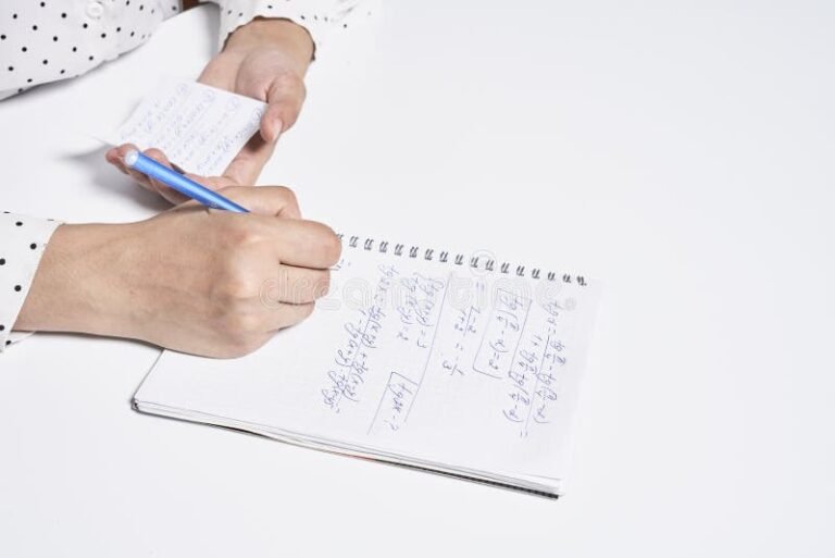 Cómo se escribe correctamente la palabra "haya de ir" 1 persona escribiendo en cuaderno con boligrafo