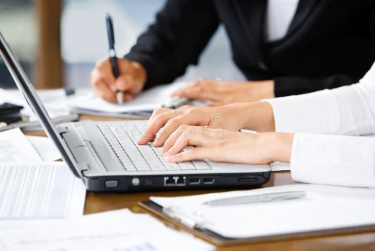 Cómo Redactar Una Contestación Efectiva A Una Carta Documento Laboral 9 persona escribiendo en escritorio con documentos laborales