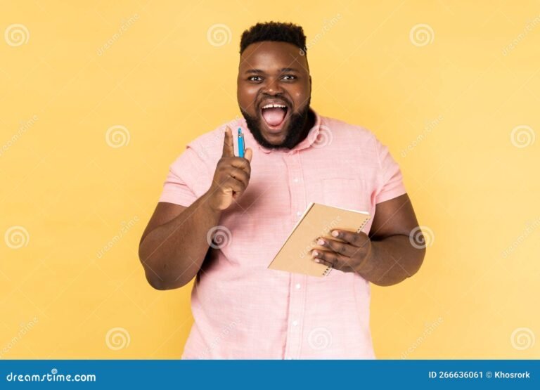 Cómo Crear un Nombre para Emprendimiento Que Sea Original y Atractivo 5 persona escribiendo ideas en libreta creativa