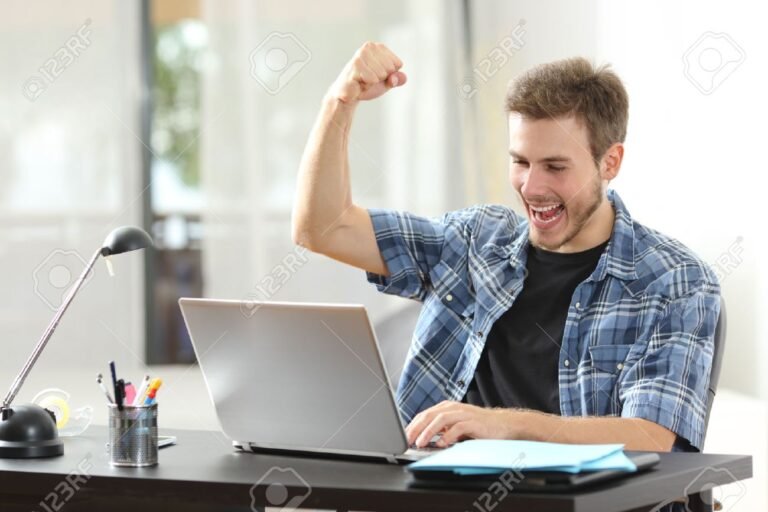 Cómo Obtener la Constancia de Opción al Monotributo de Forma Fácil 22 persona feliz con documentos y computadora portatil