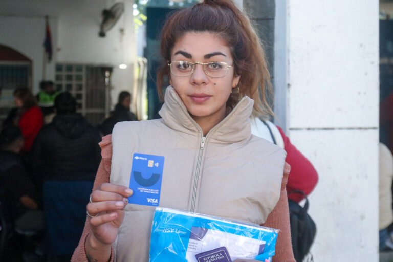 persona feliz recibiendo dni en oficina publica