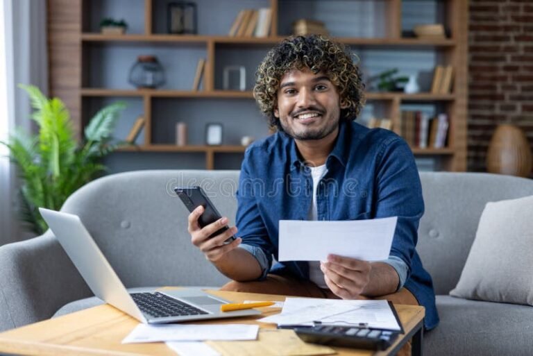 Cómo Sacar Libre Deuda Paso a Paso y Sin Complicaciones 16 persona feliz revisando documentos financieros ordenados