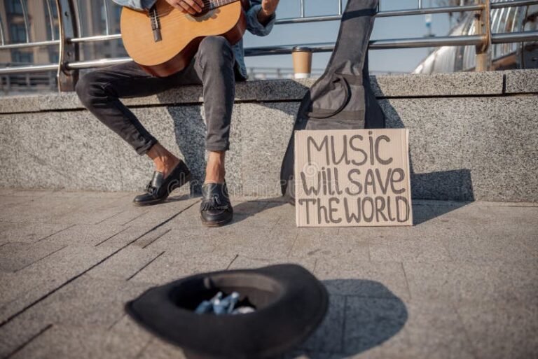 Cómo Registrar Una Canción Y Proteger Tus Derechos De Autor 1 persona firmando contrato con guitarra cercana