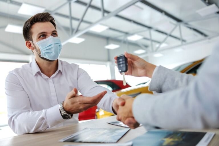 Cuánto demora una transferencia de auto y qué requisitos se necesitan 23 persona firmando contrato de compra de auto