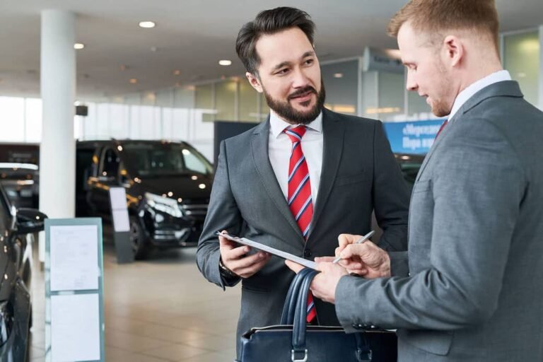 Qué documentos y pasos se necesitan para transferir una moto en Argentina 4 persona firmando contrato de compraventa de moto