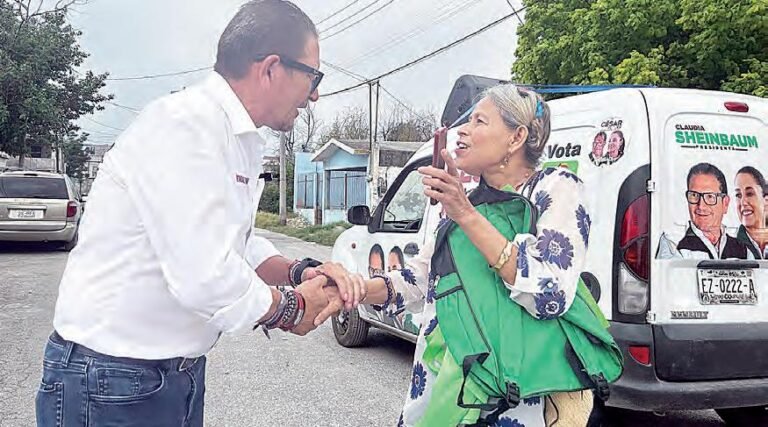 Cuánto Cuesta Ser Socio del ACA y Qué Beneficios Ofrece 26 persona firmando membresia en club automovilistico