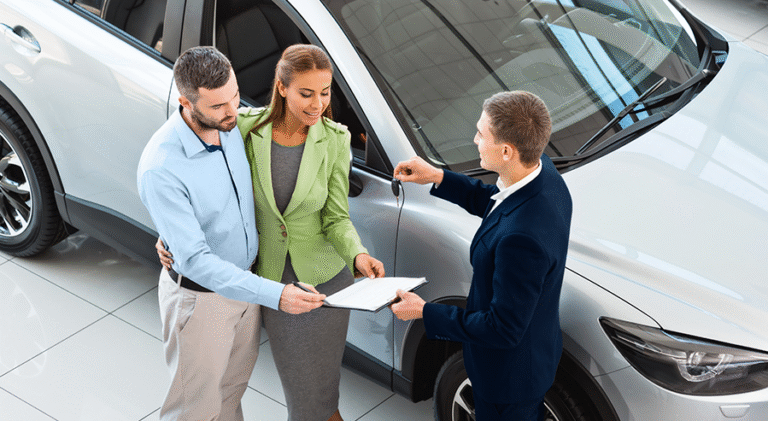 persona firmando papeles de vehiculo usado