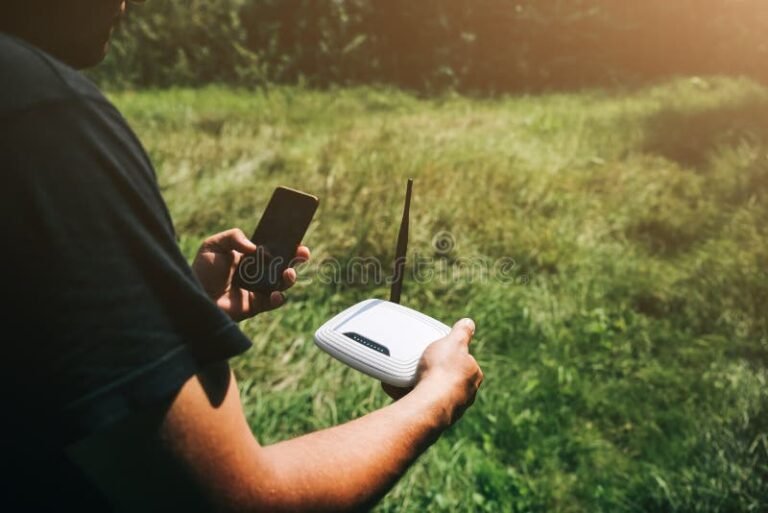 persona frustrada con celular sin senal outdoors