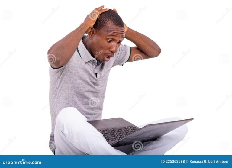 Por Qué No Puedo Abrir Mi Cuenta De Mercado Pago Soluciones Comunes 3 persona frustrada con computadora abierta