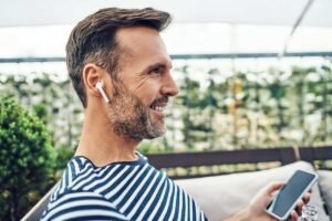 persona hablando por telefono con auriculares