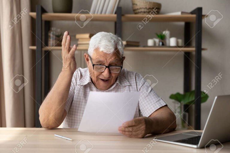 Cuándo Empiezan a Pagar Las Pensiones y Cómo Solicitarlo 6 persona jubilada feliz revisando documentos financieros