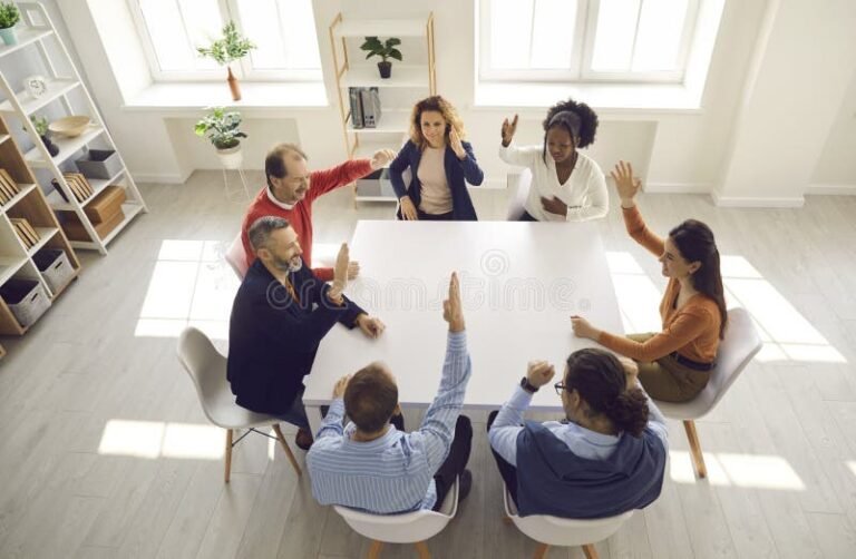 persona levantando la mano en oficina