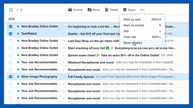 persona limpiando bandeja de entrada digital
