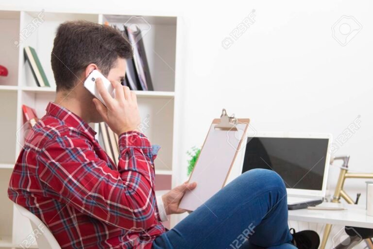 Cómo Contactar a Telered Por Teléfono Para Hacer Reclamos 3 persona llamando por telefono desde casa