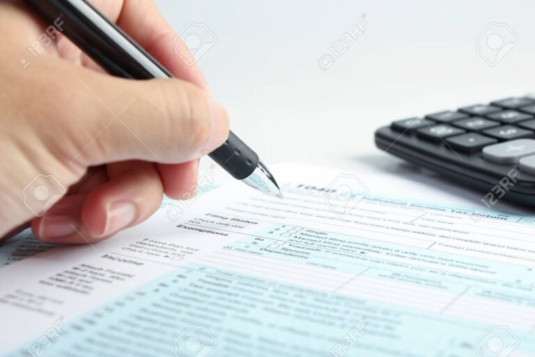 Cómo Completar la Declaración Jurada de Ingresos Brutos Correctamente 22 persona llenando formulario con calculadora