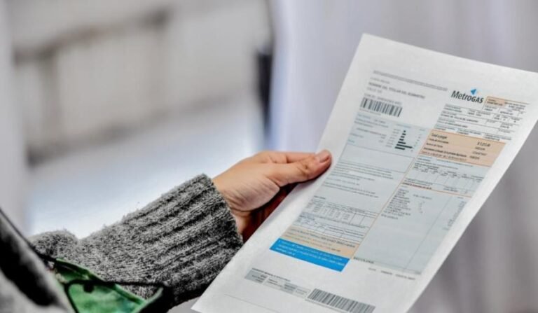 Cómo Hacer El Subsidio Del Gas Y Cuáles Son Los Requisitos 11 persona llenando formulario con factura de gas