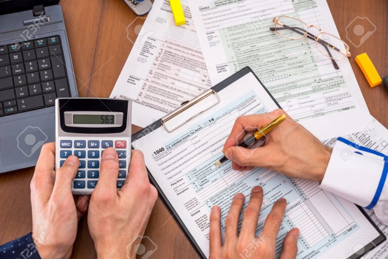 persona llenando formulario con factura de servicios