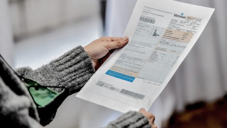 persona llenando formulario de inscripcion gas hogar