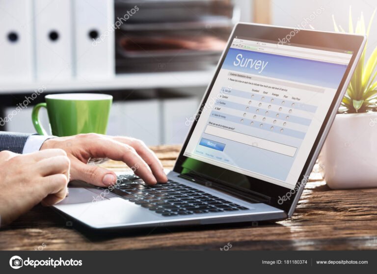 persona llenando formulario en escritorio ordenado