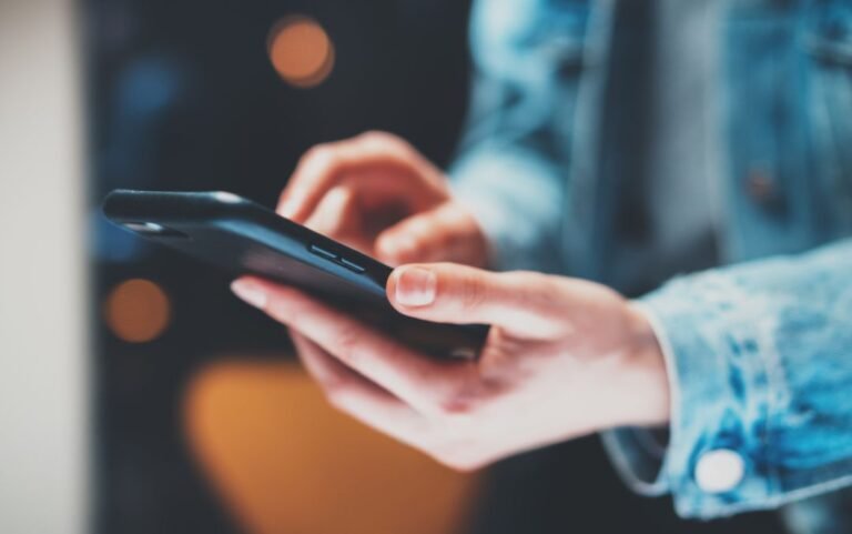 persona marcando telefono movil moderno