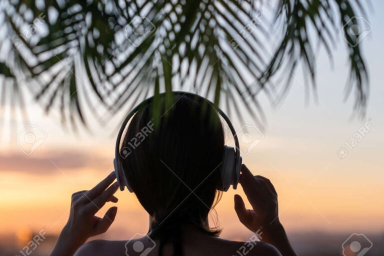 persona mirando a un horizonte con auriculares