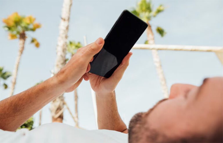 Cómo Saber De Quién Es El Celular Que Me Llama En Argentina 3 persona mirando celular con mapa de argentina