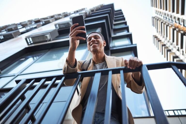 Cómo Saber Cuánto Cobro Progresar y Consultar Mi Pago Online 7 persona mirando su telefono con sonrisa