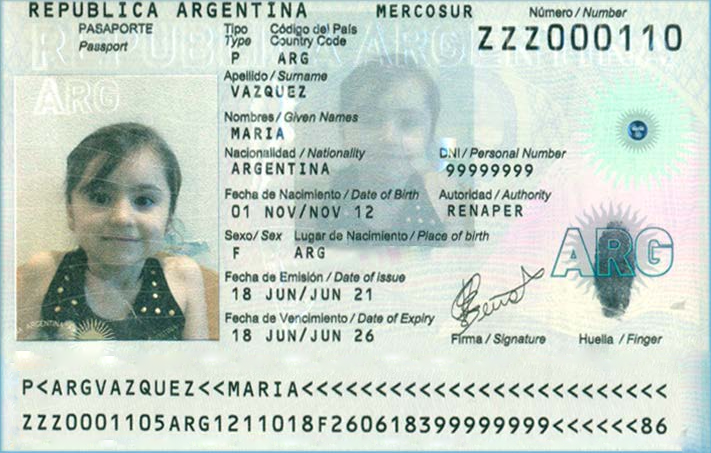 persona mostrando pasaporte argentino abierto