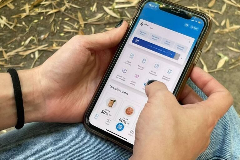 Cuánto cobra Mercado Pago de comisión por cada transacción 25 persona pagando con smartphone y app mercado pago