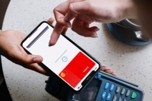 persona pagando con telefono movil y app