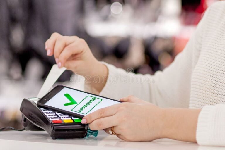 persona pagando factura desde celular moderno