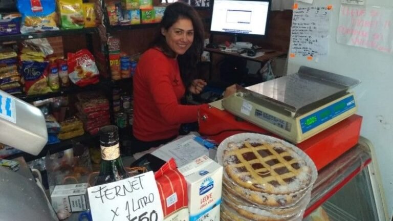 Cómo Pasar Plata por Rapipago Fácil y Seguro Guía Completa 30 persona pagando factura en tienda rapipago