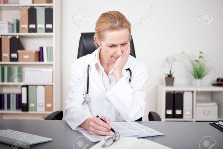 Cuáles son las incompatibilidades para el retiro transitorio por invalidez 23 persona pensativa con documentos medicos