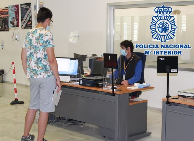 Cómo Obtener El DNI En El Acto Y Cuáles Son Los Requisitos 2 persona recibiendo documento identidad oficina publica