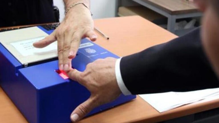 persona renovando dni en oficina publica