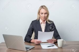 persona revisando documentos legales en escritorio