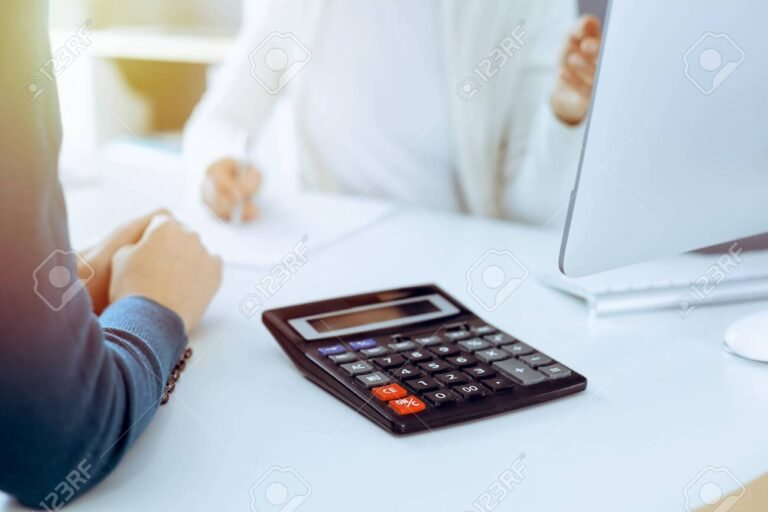 Qué significa tener un apto crédito y cómo afecta tus finanzas 24 persona revisando estado financiero con calculadora