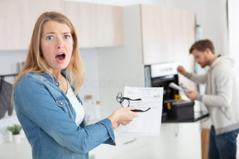 Cómo puedo saber si me aceptaron el subsidio de luz fácilmente 15 persona revisando factura de electricidad sonriente