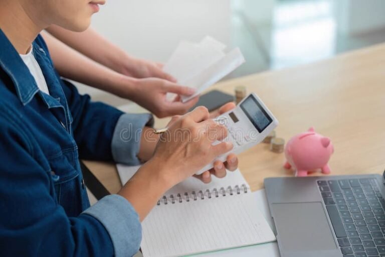 Cómo Puedo Gestionar Mis Deudas en Banco Nación Argentina 9 persona revisando finanzas con calculadora banco