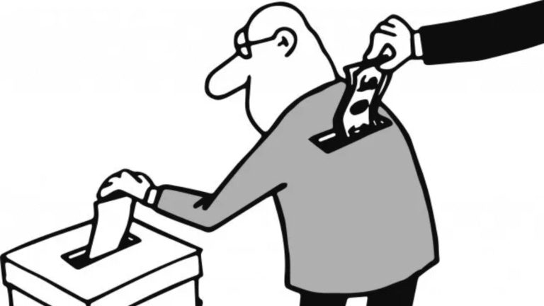 persona rompiendo credencial de partido politico