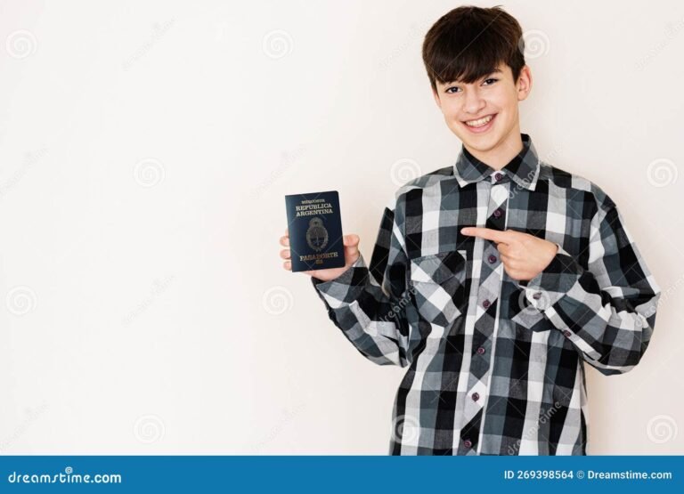 Cómo Puedo Obtener La Nacionalidad Argentina Por Opción 10 persona sosteniendo pasaporte argentino feliz
