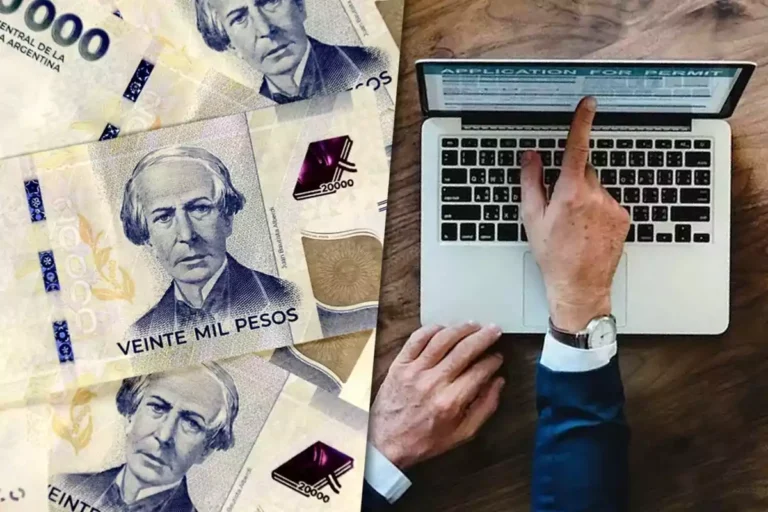 Qué Cambios Afectan Actualmente Al Monotributo Social En Argentina 8 persona trabajando en laptop con billetes argentinos
