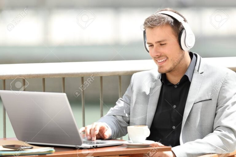 persona usando auriculares trabajando en computadora